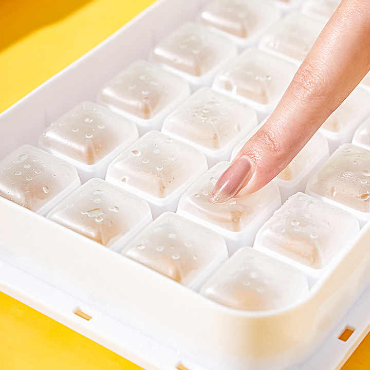 Yellow Eco-Friendly Large Capacity Food-Grade Ice Cube Tray with Lid